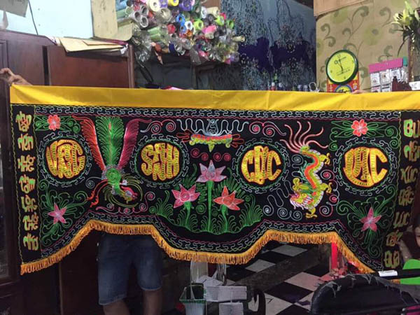 Bức trướng màu đen