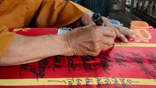 Cách viết lá Triệu cho đám tang đúng chuẩn phong tục