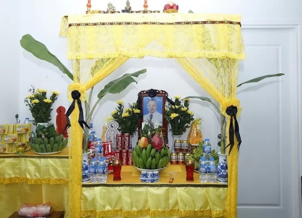 Ý nghĩa của việc chuyển bàn thờ vong lên bàn thờ gia tiên