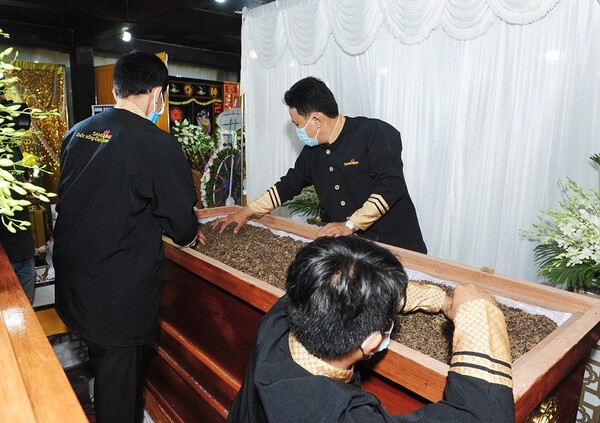 Tiến hành nghi lễ nhập liệm